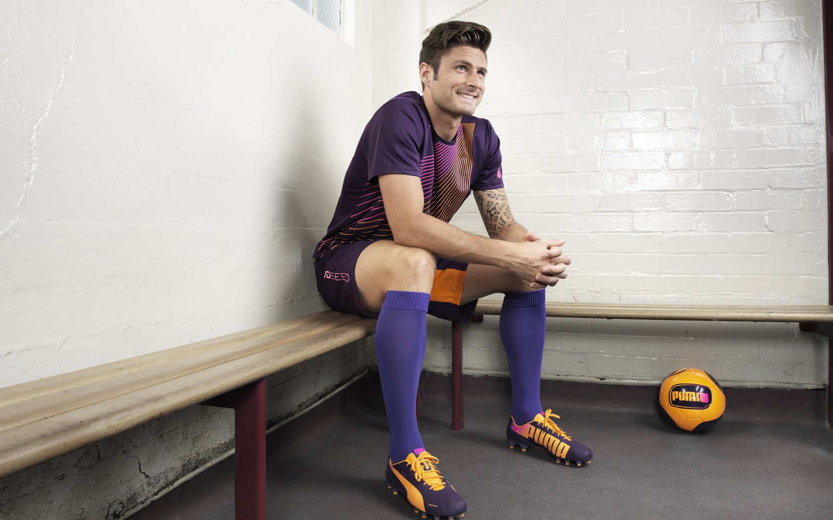 爱游戏体育平台-湖人球员与球迷互动合照登上社交热搜榜，湖人队球员合照